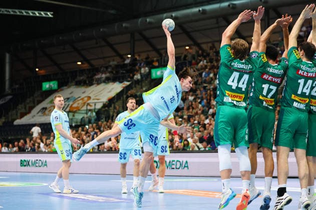 DHfK Leipzig Gummersbach Handball Bundesliga Leipzig, 16 04 2026, ARENA Leipzig, Matchday 21,Handball Bundesliga , SC DHFK Leipzig vs VfL Gummersbach , Pictured from l Miro Schluroff 15, Gummersbach vs leipzigs Mauer , Picture Point