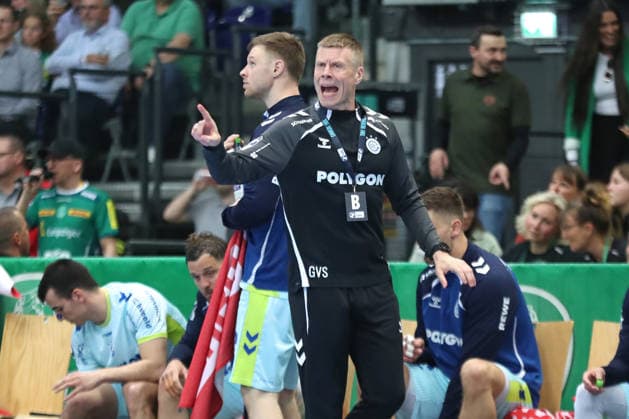 Handball DAIKIN HBL, SC DHfK Leipzig VfL Gummersbach 16 04 2026 Coach Gudjon Valur Sigurdsson VfL Gummersbach Handball, DAIKIN HBL, 1 Bundesliga, Season 2025 2026, 21 Matchday Catch-up SC DHfK Leipzig vs VfL Gummersbach on 16 04 2026 at Quarterback Immobilien Arena Leipzig Copyright: xBEAUTIFULxSPORTS JanxKaeferx