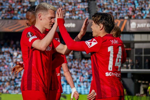 Spain Football UEFA Europa League 2025 2026, quarter-final second leg Celta Vigo vs SC Freiburg Balaidos Vigo Goal and goal celebration to 0 3 by Yuito Suzuki SC Freiburg, 14 Joy, emotions, jubilation with Matthias Ginter SC Freiburg, 28 Copyright: xJOERANxSTEINSIEKx