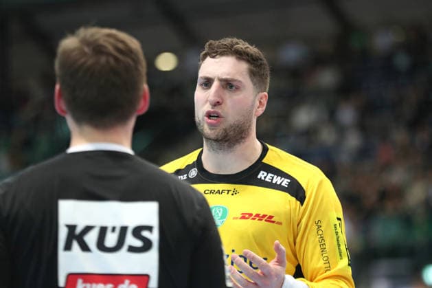 Handball DAIKIN HBL, SC DHfK Leipzig VfL Gummersbach 16 04 2026 Goalkeeper Domenico Ebner 1, SC DHfK Leipzig in discussion with the referee Handball, DAIKIN HBL, 1 Bundesliga, Saison 2025 2026, 21 Spieltag Nachholerer SC DHfK Leipzig vs VfL Gummersbach am 16 04 2026 in der Quarterback Immobilien Arena Leipzig Copyright: xBEAUTIFULxSPORTS JanxKaeferx