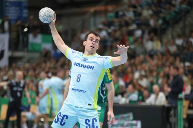Handball DAIKIN HBL, SC DHfK Leipzig VfL Gummersbach 16 04 2026 Milos Vujovic 6, VfL Gummersbach throws a seven-meter penalty Handball, DAIKIN HBL, 1 Bundesliga, Saison 2025 2026, 21 Spieltag Nachholerer SC DHfK Leipzig vs VfL Gummersbach am 16 04 2026 in der Quarterback Immobilien Arena Leipzig Copyright: xBEAUTIFULxSPORTS JanxKaeferx