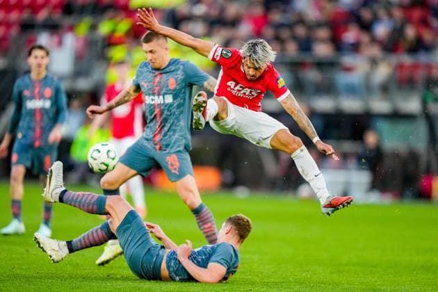 ALKMAAR , 16-04-2026 , AFAS stadium , season 2025 2026 , UEFA Conference League , Quarter-finals 2nd leg , match between AZ and Shakhtar Donetsk , Picture shows AZ player Weslley Patati vs Shakhtar Donetsk player Mykola Matviyenko AZ - Shakhtar Donetsk  x203085114x Copyright: