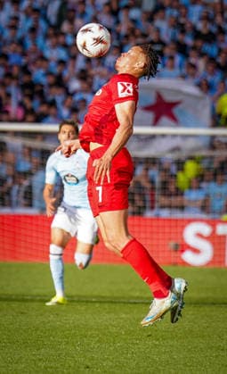 Spain Football UEFA Europa League 2025 2026, quarter-final second leg Celta Vigo vs SC Freiburg Balaidos Vigo Derry Scherhant SC Freiburg, 07 on the ball Freisteller Copyright: xJOERANxSTEINSIEKx