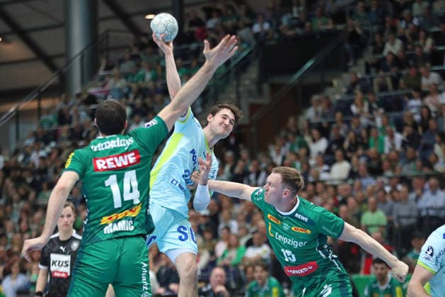 Handball DAIKIN HBL, SC DHfK Leipzig VfL Gummersbach 16 04 2026 Ludvig Hallbäck 20, VfL Gummersbach rises to the throw Handball, DAIKIN HBL, 1 Bundesliga, Season 2025 2026, 21 Matchday catch-up SC DHfK Leipzig vs VfL Gummersbach on 16 04 2026 at Quarterback Immobilien Arena Leipzig Copyright: xBEAUTIFULxSPORTS JanxKaeferx