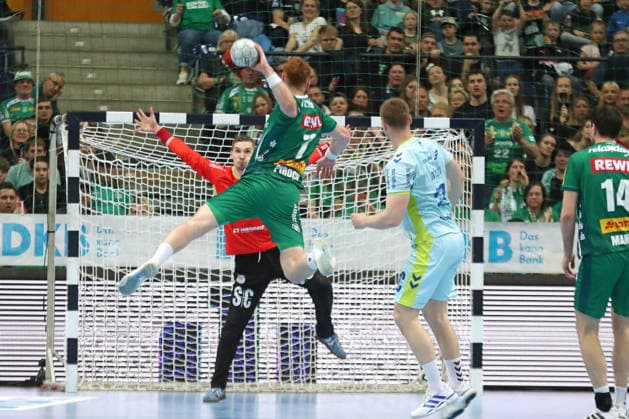 Handball DAIKIN HBL, SC DHfK Leipzig VfL Gummersbach 16 04 2026 Goalkeeper Dominik Kuzmanovic 1, VfL Gummersbach awaits Tomas Pirochs throw 7, SC DHfK Leipzig Handball, DAIKIN HBL, 1 Bundesliga, Season 2025 2026, 21 Matchday Catch-up SC DHfK Leipzig vs VfL Gummersbach on 16 04 2026 at Quarterback Immobilien Arena Leipzig Copyright: xBEAUTIFULxSPORTS JanxKaeferx