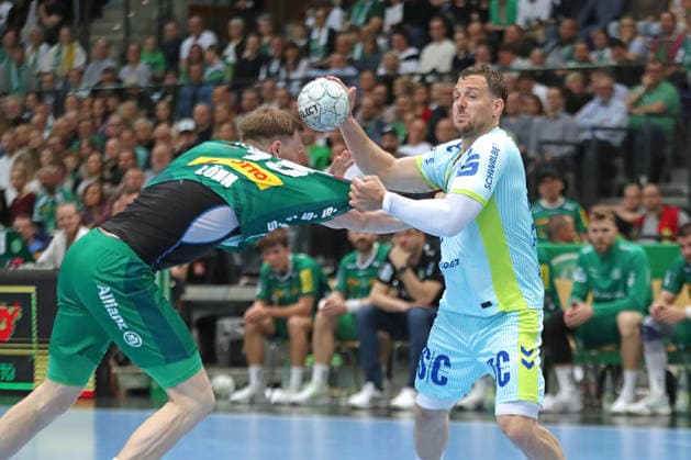 Handball DAIKIN HBL, SC DHfK Leipzig VfL Gummersbach 16 04 2026 Kentin Mahe 22, VfL Gummersbach has his opponents jersey under control Handball, DAIKIN HBL, 1 Bundesliga, Saison 2025 2026, 21 Spieltag Nachholerer SC DHfK Leipzig vs VfL Gummersbach am 16 04 2026 in der Quarterback Immobilien Arena Leipzig Copyright: xBEAUTIFULxSPORTS JanxKaeferx