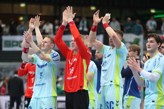 Handball DAIKIN HBL, SC DHfK Leipzig VfL Gummersbach 16 04 2026 Tilen Kodrin 5, VfL Gummersbach , Goalkeeper Bertram Obling 16, VfL Gummersbach and their team applaud the traveling fans and celebrate the victory Handball, DAIKIN HBL, 1 Bundesliga, Saison 2025 2026, 21 Spieltag Nachholerer SC DHfK Leipzig vs VfL Gummersbach am 16 04 2026 in der Quarterback Immobilien Arena Leipzig Copyright: xBEAUTIFULxSPORTS JanxKaeferx