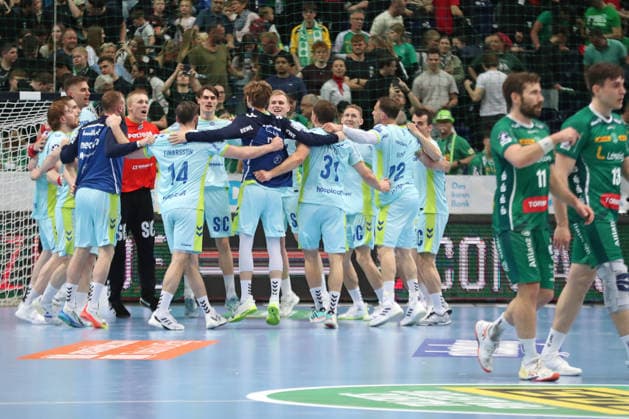 Handball DAIKIN HBL, SC DHfK Leipzig - VfL Gummersbach; 16.04.2026 Das Team aus Gummersbach tanzt vor Freude im Kreis. Jubel, Sieg. Handball, DAIKIN HBL, 1. Bundesliga, Saison 2025 2026, 21. Spieltag (Nachholer): SC DHfK Leipzig vs. VfL Gummersbach am 16.04.2026 in der Quarterback Immobilien Arena Leipzig. *** Handball DAIKIN HBL, SC DHfK Leipzig VfL Gummersbach 16 04 2026 The team from Gummersbach dances with joy in the circle Cheers, victory handball, DAIKIN HBL, 1 Bundesliga, season 2025 2026, 21 match day catch-up SC DHfK Leipzig vs VfL Gummersbach on 16 04 2026 in the Quarterback Immobilien Arena Leipzig Copyright: xBEAUTIFULxSPORTS JanxKaeferx