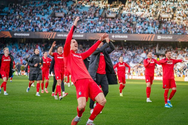 Spain Football UEFA Europa League 2025 2026, quarter-final second leg Celta Vigo vs SC Freiburg Balaidos Vigo Joy, emotions, jubilation Igor Matanovic SC Freiburg, 31 and team after the final whistle and entry into the semi-finals Copyright: xJOERANxSTEINSIEKx