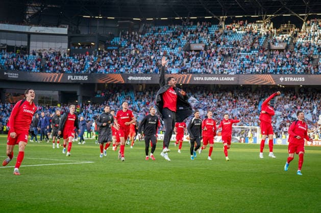 Spain Football UEFA Europa League 2025 2026, quarter-final second leg Celta Vigo vs SC Freiburg Balaidos Vigo Joy, emotions, jubilation for the Freiburg team after the final whistle and their place in the semi-finals Vincenzo Grifo SC Freiburg, 32 Igor Matanovic SC Freiburg, 31 Copyright: xJOERANxSTEINSIEKx