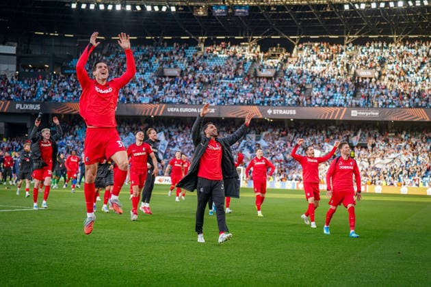 Spain Football UEFA Europa League 2025 2026, quarter-final second leg Celta Vigo vs SC Freiburg Balaidos Vigo Joy, emotions, jubilation for the Freiburg team after the final whistle and their place in the semi-finals Vincenzo Grifo SC Freiburg, 32 Igor Matanovic SC Freiburg, 31 Lucas Höler Lucas Hoeler SC Freiburg, 09 Christian Günter Christian Guenter SC Freiburg, 30 Copyright: xJOERANxSTEINSIEKx