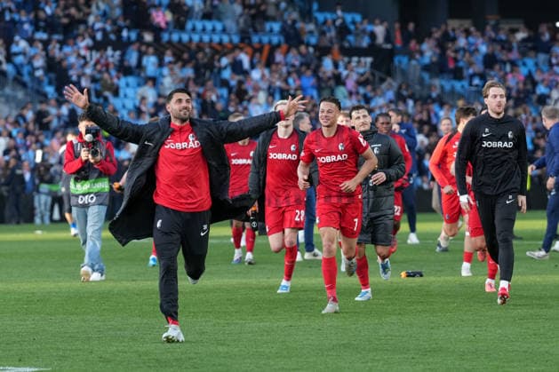 Spain, Football, UEFA Europa League, Quarter-final, Second leg, 2025 2026, RC Celta de Vigo vs SC Freiburg, 16 04 2026, Estadio Balaidos, Vigo, Cheers, Emotions, The team celebrates reaching the semi-finals, Vincenzo Grifo SC Freiburg, 32 , Derry Scherhant SC Freiburg, 07 Vigo Estadio Balaidos Galicia, Pontevedra Spain Copyright: xArnexAmbergx