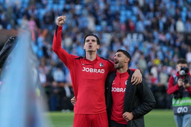 Spain, Football, UEFA Europa League, Quarter-final, Second leg, 2025 2026, RC Celta de Vigo vs SC Freiburg, 16 04 2026, Estadio Balaidos, Vigo, Cheers, Emotions, The team celebrates reaching the semi-finals, Igor Matanovic SC Freiburg, 31 , Vincenzo Grifo SC Freiburg, 32 Vigo Estadio Balaidos Galicia, Pontevedra Spain Copyright: xArnexAmbergx