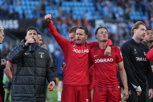 Spain, Football, UEFA Europa League, quarter-final, second leg, 2025 2026, RC Celta de Vigo vs SC Freiburg, 16 04 2026, Estadio Balaidos, Vigo, cheers, emotions, The team celebrates reaching the semi-finals, Christian Günter Christian Guenter SC Freiburg, 30 , Derry Scherhant SC Freiburg, 07 Vigo Estadio Balaidos Galicia, Pontevedra Spain Copyright: xArnexAmbergx