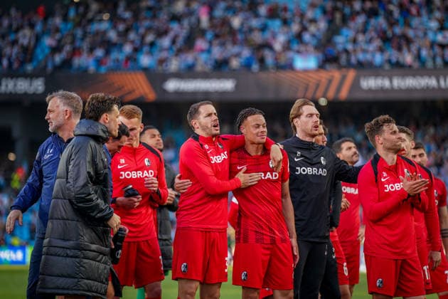 Spain Football UEFA Europa League 2025 2026, quarter-final second leg Celta Vigo vs SC Freiburg Balaidos Vigo Joy, emotions, jubilation for the Freiburg team after the final whistle and their place in the semi-finals Matthias Ginter SC Freiburg, 28 Maximilian Eggestein SC Freiburg, 08 Christian Günter Christian Guenter SC Freiburg, 30 Florian Müller Florian Mueller SC Freiburg, 21 Jannik Huth SC Freiburg, 24 Derry Scherhant SC Freiburg, 07 Jordy Makengo SC Freiburg, 33 Copyright: xJOERANxSTEINSIEKx