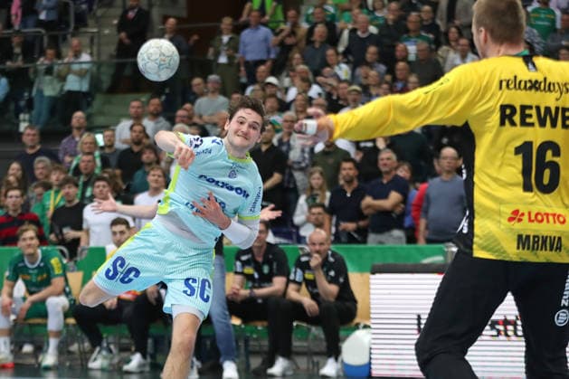 Handball DAIKIN HBL, SC DHfK Leipzig VfL Gummersbach 16 04 2026 Ludvig Hallbäck 20, VfL Gummersbach throws against goalkeeper Tomas Mrkva 16, SC DHfK Leipzig Handball, DAIKIN HBL, 1 Bundesliga, Season 2025 2026, 21 Matchday catch-up SC DHfK Leipzig vs VfL Gummersbach on 16 04 2026 at Quarterback Immobilien Arena Leipzig Copyright: xBEAUTIFULxSPORTS JanxKaeferx