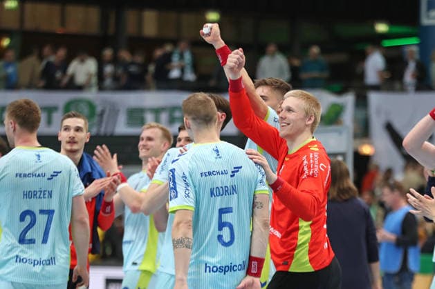 Handball DAIKIN HBL, SC DHfK Leipzig VfL Gummersbach 16 04 2026 Goalkeeper Bertram Obling 16, VfL Gummersbach with winning fist towards own fans Handball, DAIKIN HBL, 1 Bundesliga, Saison 2025 2026, 21 Spieltag Nachholerer SC DHfK Leipzig vs VfL Gummersbach am 16 04 2026 in der Quarterback Immobilien Arena Leipzig Copyright: xBEAUTIFULxSPORTS JanxKaeferx