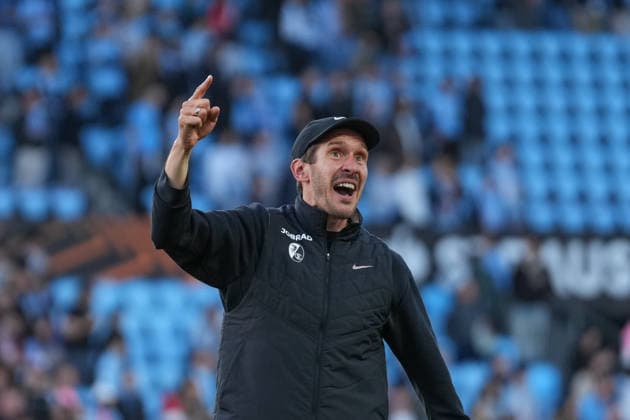 Spain, Football, UEFA Europa League, quarter-final, second leg, 2025 2026, RC Celta de Vigo vs SC Freiburg, 16 04 2026, Estadio Balaidos, Vigo, cheers, emotions, The team celebrates reaching the semi-finals, Julian Schuster SC Freiburg, Coach Vigo Estadio Balaidos Galicia, Pontevedra Spain Copyright: xArnexAmbergx