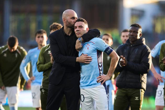 RC Celta de Vigo v SC Freiburg - UEFA Europa League VIGO, SPAIN - APRIL 16: Claudio Giraldez, Head Coach of Celta de Vigo and Iago Aspas of Celta de Vigo reacts after the team s defeat during the UEFA Europa League 2025 26 Quarter-Final Leg Two match between Real Club Celta and SC Freiburg at Estadio Balaidos on April 16, 2026 in Vigo, Spain. Vigo Estadio Abanca Balaidos Spain Copyright: xDiegoxSimonx