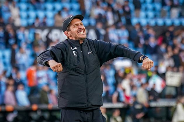 Spanien: Fussball UEFA Europa-League 2025 - 2026, Viertelfinale (Rückspiel) - Celta Vigo vs SC Freiburg - Balaidos (Vigo): Freude, Emotionen, Jubel beim Julian Schuster (SC Freiburg, Trainer) Geste, Gestik, Mimik, Gesichtsausdruck, Emotion *** Spain Football UEFA Europa League 2025 2026, quarter-final second leg Celta Vigo vs SC Freiburg Balaidos Vigo Joy, emotions, jubilation at Julian Schuster SC Freiburg, coach gesture, gesture, facial expression, facial expression, emotion Copyright: xJOERANxSTEINSIEKx