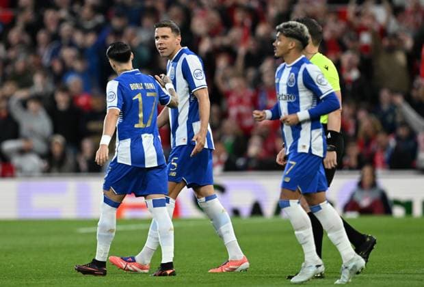 Jan Bednarek of FC Porto is sent off early in the game Nottingham Forest v Porto, UEFA Europa League, Quarter Final, Second Leg, Football, City Ground, Nottingham, UK - 16 Apr 2026Nottingham City Ground United Kingdom EDITORIAL USE ONLY No use with unauthorised audio, video, data, fixture lists, club league logos or live services. Online in-match use limited to 120 images, no video emulation. No use in betting, games or single club league player publications. Copyright: xAnnaxGowthorpe Shutterstockx 16828681v