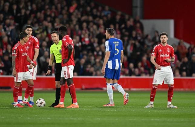 Jan Bednarek of FC Porto is sent off early in the game Nottingham Forest v Porto, UEFA Europa League, Quarter Final, Second Leg, Football, City Ground, Nottingham, UK - 16 Apr 2026Nottingham City Ground United Kingdom EDITORIAL USE ONLY No use with unauthorised audio, video, data, fixture lists, club league logos or live services. Online in-match use limited to 120 images, no video emulation. No use in betting, games or single club league player publications. Copyright: xAnnaxGowthorpe Shutterstockx 16828681w