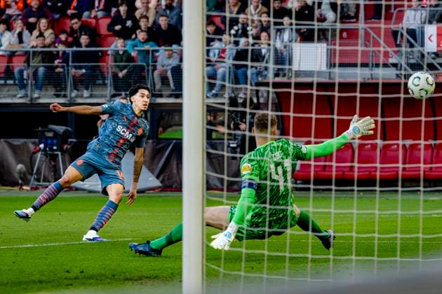 ALKMAAR - Shakhtar Donetsk player Isaque, AZ Alkmaar goalkeeper Jeroen Zoet during the Conference League quarter-final match between AZ and Shakhtar Donetsk at the AFAS Stadium on April 16, 2026 in Alkmaar, the Netherlands. (Photo by DeFodi Images) - *** ALKMAAR Shakhtar Donetsk player Isaque, AZ Alkmaar goalkeeper Jeroen Zoet during the Conference League quarter final match between AZ and Shakhtar Donetsk at the AFAS Stadium on April 16, 2026 in Alkmaar, the Netherlands Photo by DeFodi Images