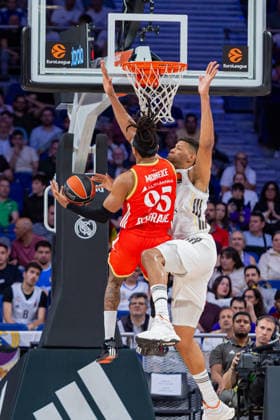 ESP Real Madrid v Crvena Zvezda Meridianbet Belgrade Euroleague Edy Tavares of Real Madrid and Moneke of Crvena Zvezda during the Euroleague match, between Real Madrid and Crvena Zvezda Meridianbet Belgrade played at Movistar Arena Stadium on April 16, 2026 in Madrid Spain Madrid Spain Basketball Copyright: xAlbaxPachecox xAgenciaxLOFx