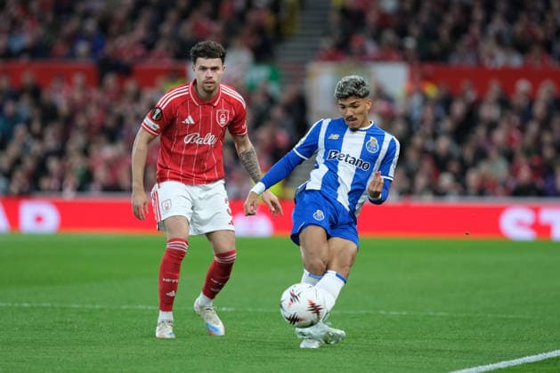 NOTTINGHAM, ENGLAND - APRIL 16: Neco Williams of Nottingham Forest and William Gomes of FC Porto seen in action during the UEFA Europa league quarter final football match between Nottingham Forest and FC Porto at City Ground on April 16, 2026 in Nottingham, England Copyright: xPaulxBonserx xSportsxPressxPhotox Sportspressphoto_SPR130867