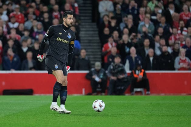 NOTTINGHAM, ENGLAND - APRIL 16: Diogo Costa of FC Porto on the ball during the UEFA Europa league quarter final football match between Nottingham Forest and FC Porto at City Ground on April 16, 2026 in Nottingham, England Copyright: xPaulxBonserx xSportsxPressxPhotox Sportspressphoto_SPR130868