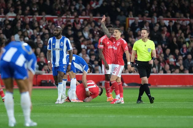 NOTTINGHAM, ENGLAND - APRIL 16: Chris Wood of Nottingham Forest down injured during the UEFA Europa league quarter final football match between Nottingham Forest and FC Porto at City Ground on April 16, 2026 in Nottingham, England Copyright: xPaulxBonserx xSportsxPressxPhotox Sportspressphoto_SPR130872