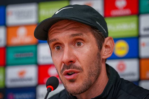 Spain Football UEFA Europa League 2025 2026, quarter-final second leg Celta Vigo vs SC Freiburg Balaidos Vigo Julian Schuster SC Freiburg, coach press conference, media, facial expression, facial expression, emotion Copyright: xJOERANxSTEINSIEKx