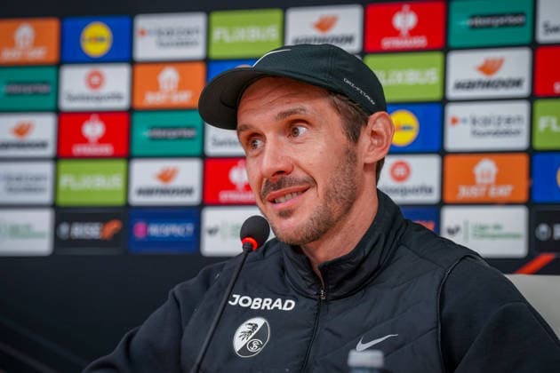 Spain Football UEFA Europa League 2025 2026, quarter-final second leg Celta Vigo vs SC Freiburg Balaidos Vigo Julian Schuster SC Freiburg, coach press conference, media, facial expression, facial expression, emotion Copyright: xJOERANxSTEINSIEKx