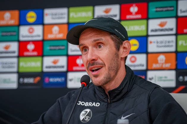 Spain Football UEFA Europa League 2025 2026, quarter-final second leg Celta Vigo vs SC Freiburg Balaidos Vigo Julian Schuster SC Freiburg, coach press conference, media, facial expression, facial expression, emotion Copyright: xJOERANxSTEINSIEKx
