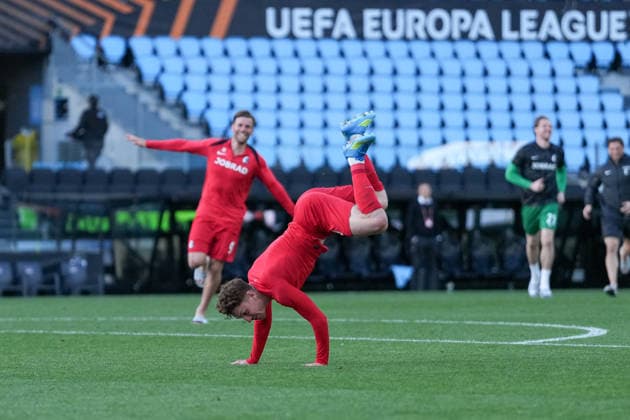 Spain, football, UEFA Europa League, quarter-final, second leg, 2025 2026, RC Celta de Vigo vs SC Freiburg, 16 04 2026, Estadio Balaidos, Vigo, cheers, emotions, The team celebrates reaching the semi-finals, Philipp Treu SC Freiburg, 29 Vigo Estadio Balaidos Galicia, Pontevedra Spain Copyright: xArnexAmbergx