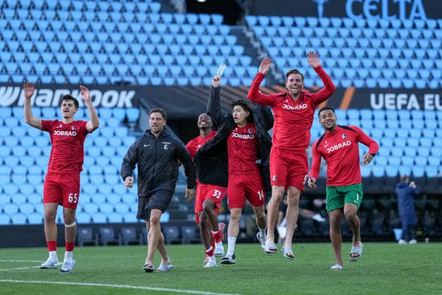 Spain, Football, UEFA Europa League, Quarter-final, Second leg, 2025 2026, RC Celta de Vigo vs SC Freiburg, 16 04 2026, Estadio Balaidos, Vigo, Cheers, Emotions, The team celebrates reaching the semi-finals, Karl Steinmann SC Freiburg, 65 , Yuito Suzuki SC Freiburg, 14 , Lucas Höler Lucas Hoeler SC Freiburg, 09 , Noah Atubolu SC Freiburg, 01 Vigo Estadio Balaidos Galicia, Pontevedra Spain Copyright: xArnexAmbergx