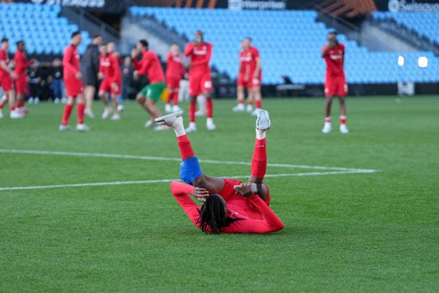Spain, Football, UEFA Europa League, quarter-final, second leg, 2025 2026, RC Celta de Vigo vs SC Freiburg, 16 04 2026, Estadio Balaidos, Vigo, cheers, emotions, The team celebrates reaching the semi-finals, Johan Manzambi SC Freiburg, 44 Vigo Estadio Balaidos Galicia, Pontevedra Spain Copyright: xArnexAmbergx