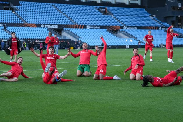 Spain, Football, UEFA Europa League, Quarter-final, Second leg, 2025 2026, RC Celta de Vigo vs SC Freiburg, 16 04 2026, Estadio Balaidos, Vigo, Cheers, Emotions, The team celebrates reaching the semi-finals, Lucas Höler Lucas Hoeler SC Freiburg, 09 , Karl Steinmann SC Freiburg, 65 , Johan Manzambi SC Freiburg, 44 , Noah Atubolu SC Freiburg, 01 , Bruno Ogbus SC Freiburg, 43 , Derry Scherhant SC Freiburg, 07 , Jordy Makengo SC Freiburg, 33 Vigo Estadio Balaidos Galicia, Pontevedra Spain Copyright: xArnexAmbergx