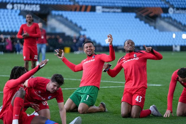 Spain, Football, UEFA Europa League, Quarter-final, Second leg, 2025 2026, RC Celta de Vigo vs SC Freiburg, 16 04 2026, Estadio Balaidos, Vigo, Cheers, Emotions, The team celebrates reaching the semi-finals, Noah Atubolu SC Freiburg, 01 , Bruno Ogbus SC Freiburg, 43 Vigo Estadio Balaidos Galicia, Pontevedra Spain Copyright: xArnexAmbergx