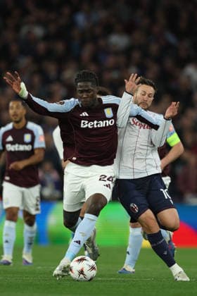 Aston Villa FC v Bologna FC 1909 - UEFA Europa League 2025 26 Quarter-Final Leg Two Amadou Onana of Aston Villa Federico Bernardeschi of Bologna challenge during the UEFA Europa League 2025 26 Quarter-Final Leg Two match between Aston Villa FC and Bologna FC 1909 at Villa Park on April 16, 2026 in Birmingham, England. WARNING! This Photograph May Only Be Used For Newspaper And Or Magazine Editorial Purposes. May Not Be Used For Publications Involving 1 player, 1 Club Or 1 Competition Without Written Authorisation From Football DataCo Ltd. For Any Queries, Please Contact Football DataCo Ltd on +44 (0) 207 864 9121 Birmingham Villa Park England United Kingdom Copyright: xAllstarxPicturexLibraryxLtdx