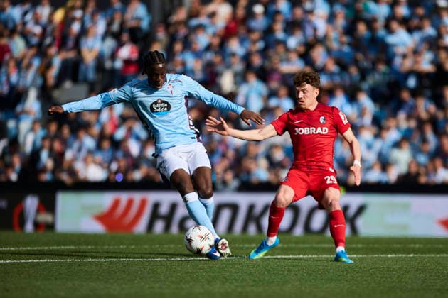 RC Celta de Vigo v SC Freiburg - UEFA Europa League VIGO, SPAIN - APRIL 16: Illaix Moriba of Celta de Vigo competes for the ball with Philipp Treu of SC Freiburg during the UEFA Europa League 2025 26 Quarter-Final Leg Two match between Real Club Celta and SC Freiburg at Estadio Balaidos on April 16, 2026 in Vigo, Spain. Vigo Estadio Abanca Balaidos Spain Copyright: xDiegoxSimonx