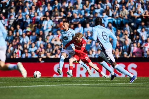 RC Celta de Vigo v SC Freiburg - UEFA Europa League VIGO, SPAIN - APRIL 16: Oscar Mingueza of Celta de Vigo competes for the ball with Niklas Beste of SC Freiburg during the UEFA Europa League 2025 26 Quarter-Final Leg Two match between Real Club Celta and SC Freiburg at Estadio Balaidos on April 16, 2026 in Vigo, Spain. Vigo Estadio Abanca Balaidos Spain Copyright: xDiegoxSimonx