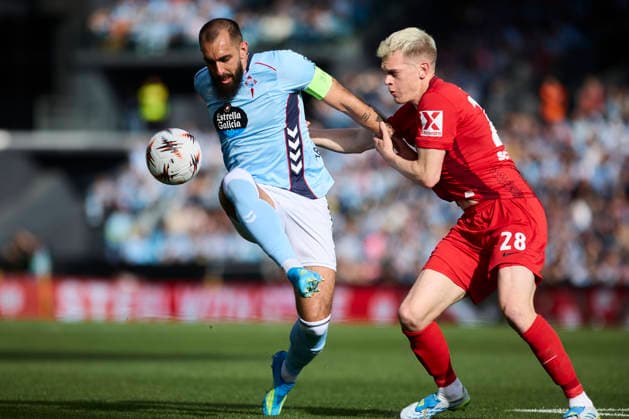 RC Celta de Vigo v SC Freiburg - UEFA Europa League VIGO, SPAIN - APRIL 16: Borja Iglesias of Celta de Vigo competes for the ball with Matthias Ginter of SC Freiburg during the UEFA Europa League 2025 26 Quarter-Final Leg Two match between Real Club Celta and SC Freiburg at Estadio Balaidos on April 16, 2026 in Vigo, Spain. Vigo Estadio Abanca Balaidos Spain Copyright: xDiegoxSimonx