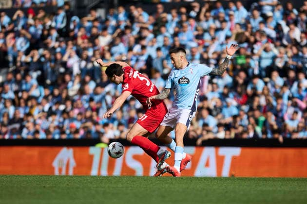 RC Celta de Vigo v SC Freiburg - UEFA Europa League VIGO, SPAIN - APRIL 16: Matias Vecino of Celta de Vigo competes for the ball with Igor Matanovic of SC Freiburg during the UEFA Europa League 2025 26 Quarter-Final Leg Two match between Real Club Celta and SC Freiburg at Estadio Balaidos on April 16, 2026 in Vigo, Spain. Vigo Estadio Abanca Balaidos Spain Copyright: xDiegoxSimonx