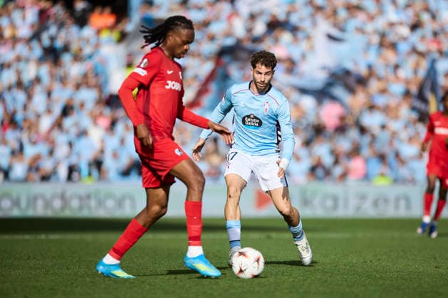 RC Celta de Vigo v SC Freiburg - UEFA Europa League VIGO, SPAIN - APRIL 16: Javi Rueda of Celta de Vigo competes for the ball with Jordy Makengo of SC Freiburg during the UEFA Europa League 2025 26 Quarter-Final Leg Two match between Real Club Celta and SC Freiburg at Estadio Balaidos on April 16, 2026 in Vigo, Spain. Vigo Estadio Abanca Balaidos Spain Copyright: xDiegoxSimonx