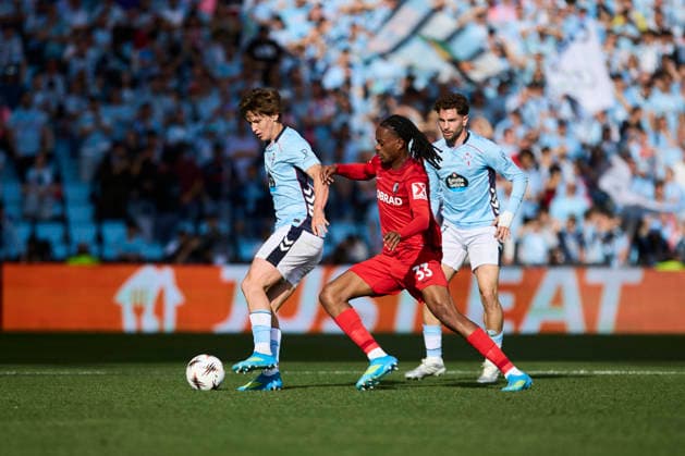 RC Celta de Vigo v SC Freiburg - UEFA Europa League VIGO, SPAIN - APRIL 16: Fer Lopez of Celta de Vigo competes for the ball with Jordy Makengo of SC Freiburg during the UEFA Europa League 2025 26 Quarter-Final Leg Two match between Real Club Celta and SC Freiburg at Estadio Balaidos on April 16, 2026 in Vigo, Spain. Vigo Estadio Abanca Balaidos Spain Copyright: xDiegoxSimonx