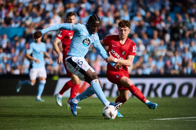 RC Celta de Vigo v SC Freiburg - UEFA Europa League VIGO, SPAIN - APRIL 16: Illaix Moriba of Celta de Vigo competes for the ball with Philipp Treu of SC Freiburg during the UEFA Europa League 2025 26 Quarter-Final Leg Two match between Real Club Celta and SC Freiburg at Estadio Balaidos on April 16, 2026 in Vigo, Spain. Vigo Estadio Abanca Balaidos Spain Copyright: xDiegoxSimonx