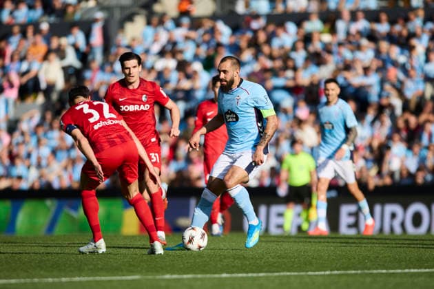 RC Celta de Vigo v SC Freiburg - UEFA Europa League VIGO, SPAIN - APRIL 16: Borja Iglesias of Celta de Vigo competes for the ball with Vincenzo Grifo of SC Freiburg during the UEFA Europa League 2025 26 Quarter-Final Leg Two match between Real Club Celta and SC Freiburg at Estadio Balaidos on April 16, 2026 in Vigo, Spain. Vigo Estadio Abanca Balaidos Spain Copyright: xDiegoxSimonx