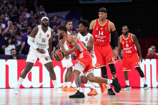April 16, 2026, Madrid, Madrid, Spain: Usman Garuba of Real Madrid and Jared Butler of Crvena Zvezda in action during the Turkish Airlines EuroLeague Regular Season Round 38 match between Real Madrid and Crvena Zvezda Meridianbet Belgrade at Movistar Arena on April 16, 2026, in Madrid, Spain. Real Madrid V Crvena Zvezda Meridianbet Belgrade - Turkish Airlines EuroLeague  - ZUMAa181 20260416_zaa_a181_245 Copyright: xIrinaxR.xHipolitox