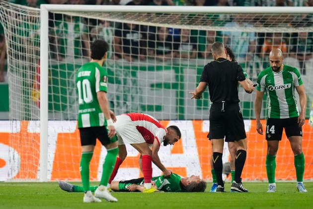 Real Betis Balompie v SC Braga - UEFA Europa League 2025 26 Quarter-Final Second Leg Diego Llorente centre-back of Betis and Spain lies injured on the pitch during the UEFA Europa League 2025 26 Quarter-Final Leg Two match between Real Betis Balompie and SC Braga at estadio La Cartuja on April 16, 2026 in Seville, Spain. Sevilla Spain  Copyright: xJosexBretonx originalFilename:bretonhernandez-realbeti260416_npLYA.jpg